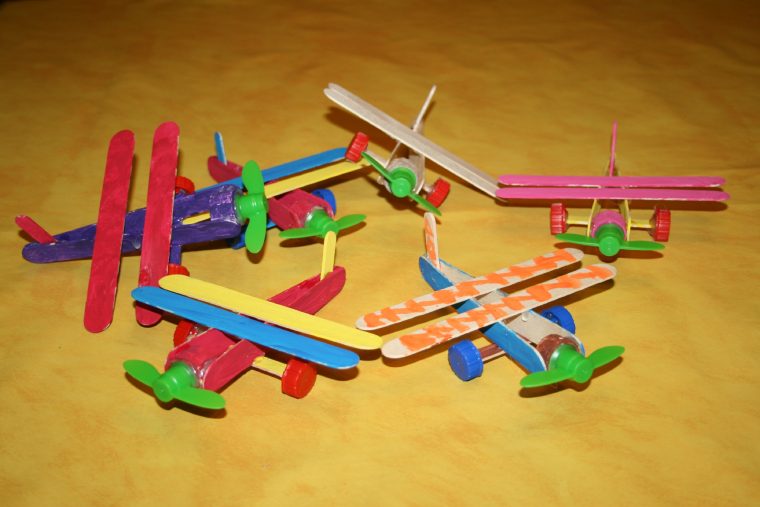 Avions En Bâtonnets De Glace Et Abaisse Langues – Les Lutins encequiconcerne Bricolage Avec Baton De Bois