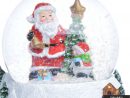 Boîte À Musique Avec Boule À Neige Père Noël Près D’Un Sapin destiné Musique Du Père Noël
