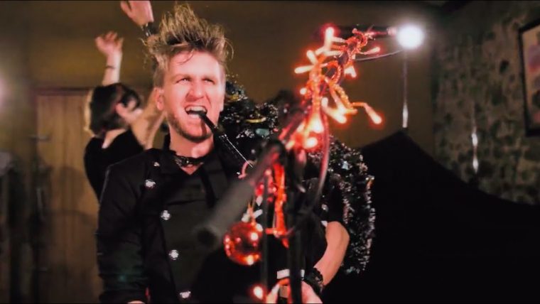 Celkilt / Petit Papa Noël Cover / Official Video pour Petit Papa Noel Video