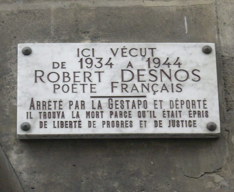 Datei:plaque Robert Desnos, 19 Rue Mazarine, Paris 6 intérieur Poème De Robert Desnos