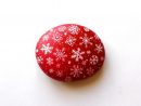 Décoration De Noël, Galet Peint Fond Rouge Et Flocons De tout Caillou Fete Noel