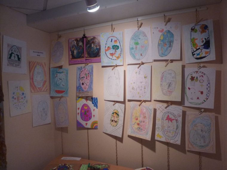 Exposition D'art Plastique Des Enfants De L'école Primaire serapportantà Activité Art Plastique Primaire