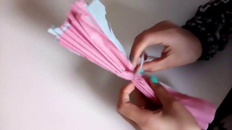 🌹🌹🌸🌸comment Faire Une Fleur En Papier Crépon ( 1 Ère Vidéo Série  Diy)🌸🌸🌹🌹 serapportantà Realisation Papier Crepon