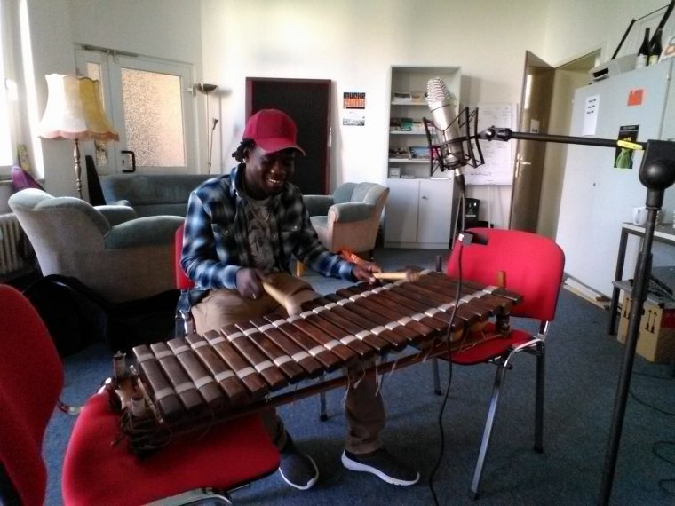 Francophones De L'été / Frankophone Der Sommer dedans Musique Cirque Mp3 Francophones De L'été / Frankophone Der Sommer dedans Musique Cirque Mp3