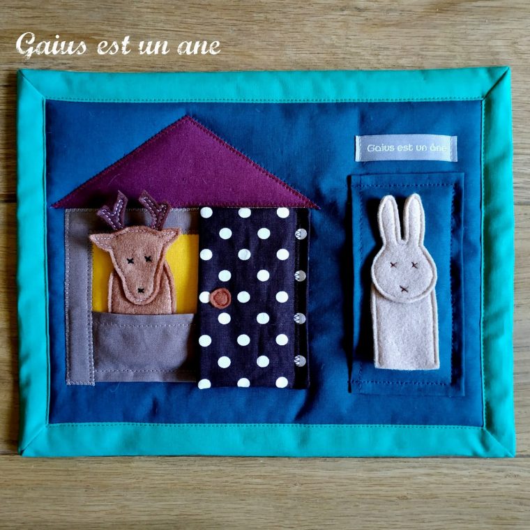 Gaius Est Un Âne: Dans Sa Maison Un Grand Cerf avec Chanson Du Cerf Et Du Lapin Gaius Est Un Âne: Dans Sa Maison Un Grand Cerf avec Chanson Du Cerf Et Du Lapin