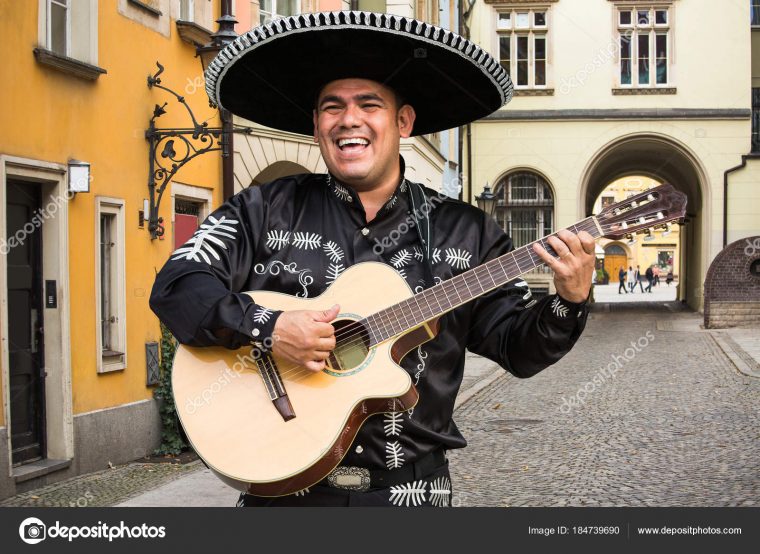 Mexican Musician Mariachi — Stock Photo © Scharfsinn #184739690 intérieur Musicien Mexicain