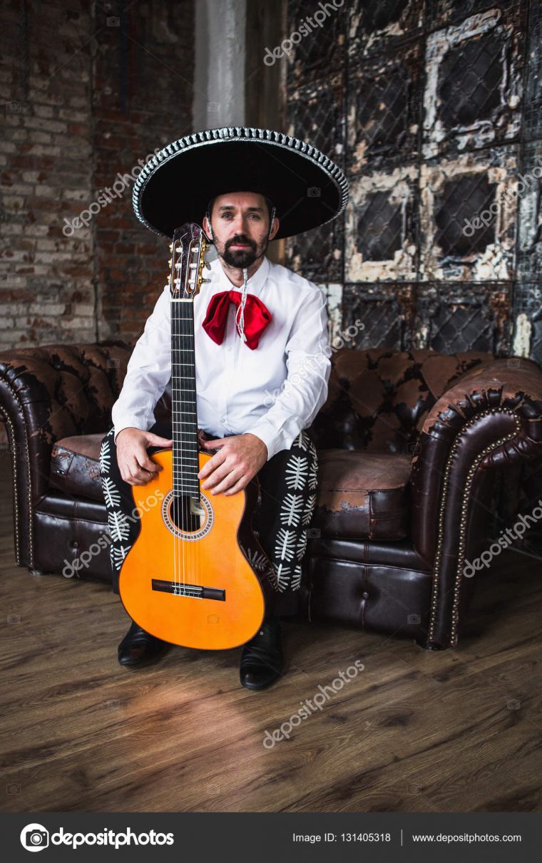 Mexican Musician Playing Guitar — Stock Photo © Scharfsinn à Musicien Mexicain