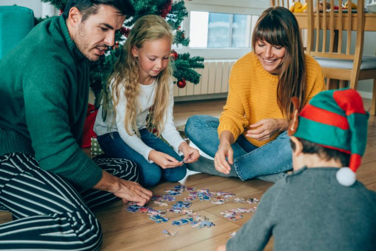 Noël Ensemble : 25 Jeux Pour Jouer En Famille – Blog Hop'toys destiné Ce Soir On Joue En Famille 3