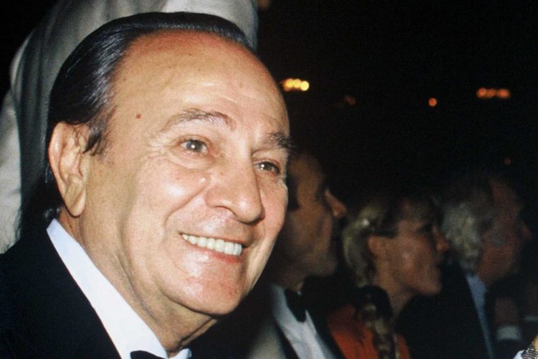 Petit Papa Noël : Histoire, Paroles Tout Sur La Chanson tout Petit Papa Noel Video