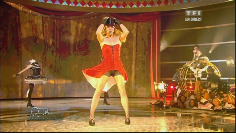 Live Performance Music Videos: Britney Spears – Womanizer intérieur Star Academy 2007