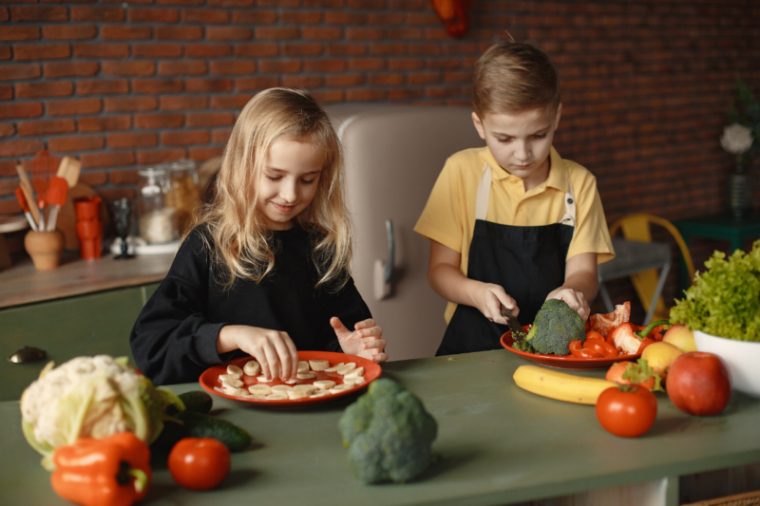 Partager Le Plaisir De Cuisiner Avec Les Enfants | Plantago pour Cuisiner Avec Des Enfants