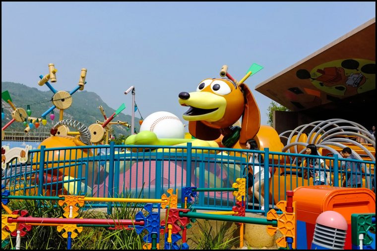 Slinky Dog Zigzag Spin | The Hong Kong Version Of The Ride intérieur Zig Zag Toy Story