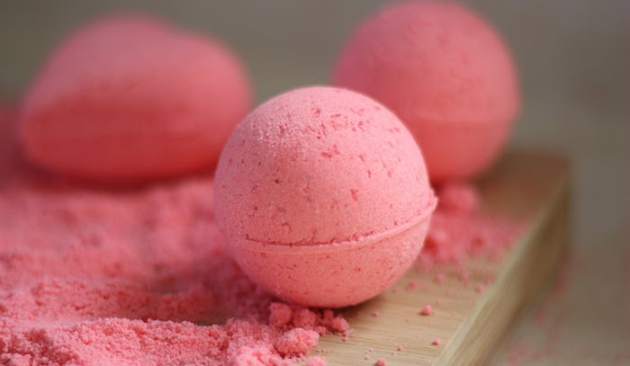 Badekugeln Selber Machen: 10 Einfache Und Coole Rezepte tout Lebensmittelfarbe Rosa Mischen