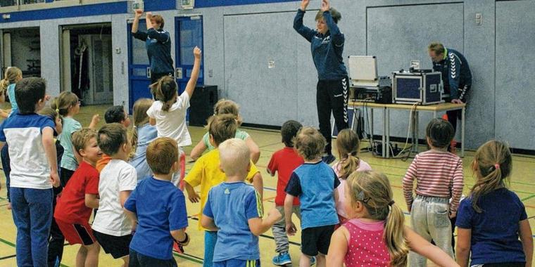 Bergen – 90 Kindergartenkinder Mit Spaß An Bewegung – Oz serapportantà Zirkus Für Kindergartenkinder