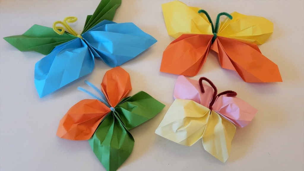 Bunte Schmetterlinge Aus Papier Basteln | Der Familienblog encequiconcerne Basteln Aus Papier Mit Kindern