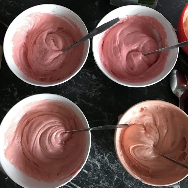 Ein Dripcake Zum Geburtstag – Lanis Lecker Ecke encequiconcerne Lebensmittelfarbe Rosa Mischen