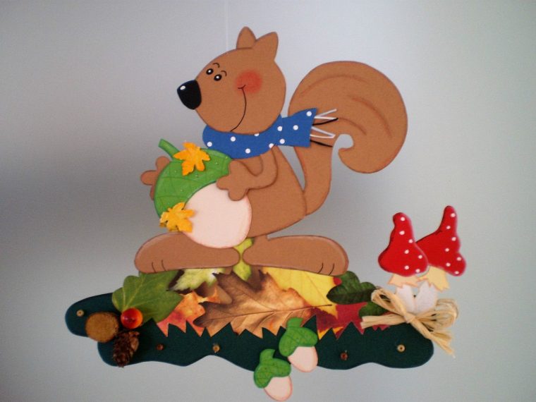Fensterbild Eichhörnchen Auf Laubhaufen-Herbst- Dekoration dedans Basteln Mit Tonpapier Vorlagen Weihnachten