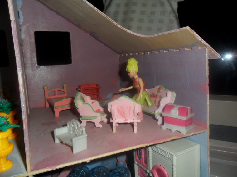 Im Kinderzimmer: Puppenhaus concernant Haus Aus Pappe Basteln