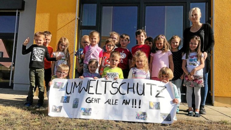 Kindergartenkinder Lesen Müll Aus Dem Wald Auf dedans Fußball Für Kindergartenkinder