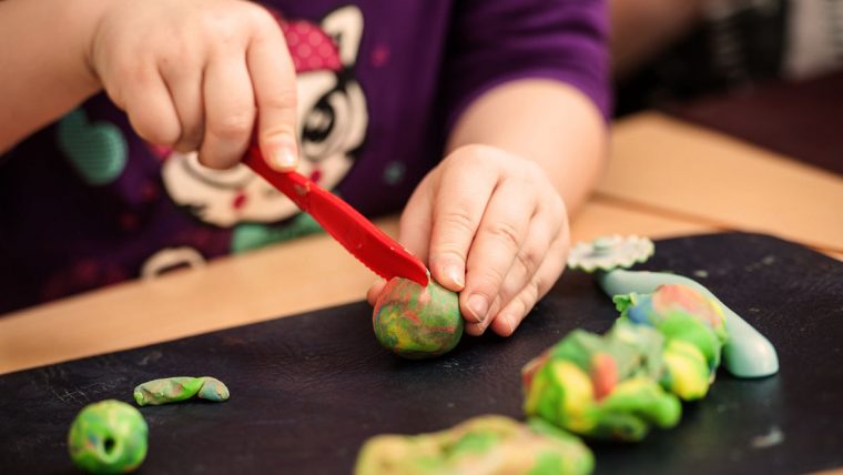 Knete Selber Machen – Ultimativer Bastelspaß Für Kinder tout Knete Selber Machen Rezept