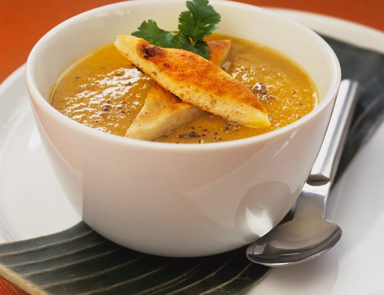 Kürbis-Süßkartoffel-Suppe Mit Brot Rezept | Eat Smarter serapportantà Brokkoli Kürbis Suppe