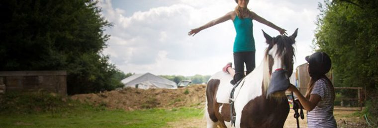 Mädchen Suchen Paten Für Reiterferien In Deutschland à Kinderspiele Mit Pferden