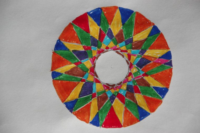 Mandala, Von Kindern Gezeichnet Und Bemalt. pour Mandala Selbst Gestalten