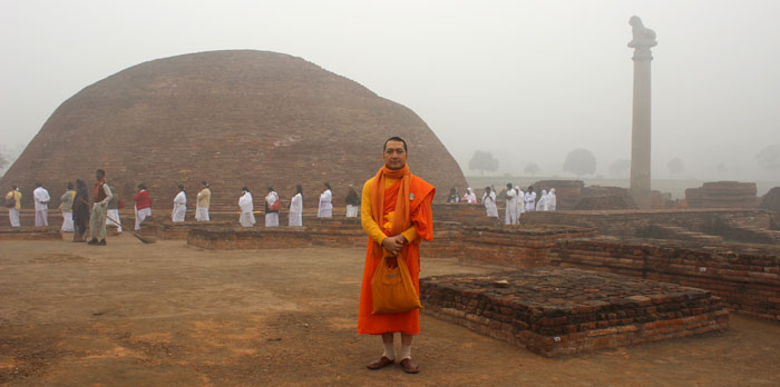 Porträt Des Thailändischen Sängers Arisman Phongrueangrong intérieur Richtungen Des Buddhismus