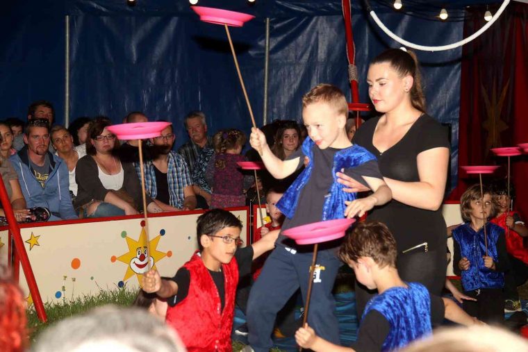 Selfkant-Süsterseel: Kleine Manegenstars Beim concernant Zirkusprojekt Mit Kindern