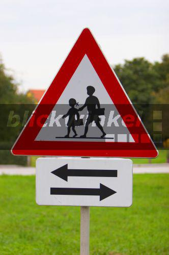 Blickwinkel – Verkehrszeichen Achtung Kinder – Road Sign pour Strassenschilder Kinder