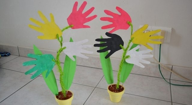 Bouquet De Mains – Bricolages – Activités Pour Enfants concernant Aux Petites Mains Bricolage