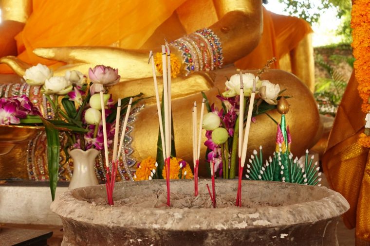 Buddhismus: Regeln, Lehre Und Lebensweise Der Weltreligion pour Buddhismus Feiertage
