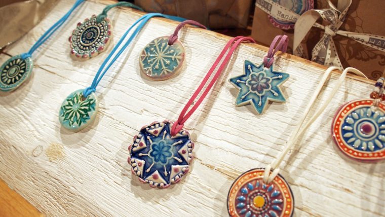 Geschenk- Und Schmuckanhänger Aus Ton | Kreativ | Ard pour Schmuck Aus Ton Herstellen