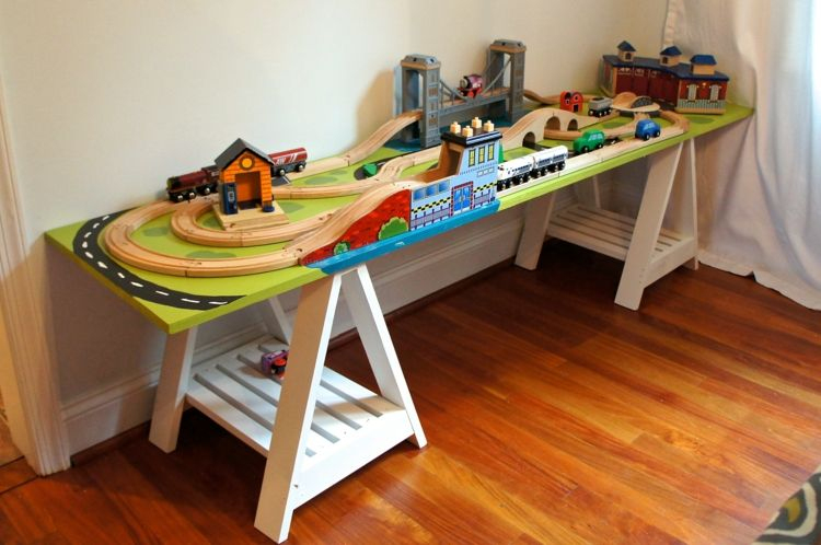 Länglicher Spieltisch Zum Spielen Mit Der Eisenbahn tout Spiele Selber Bauen