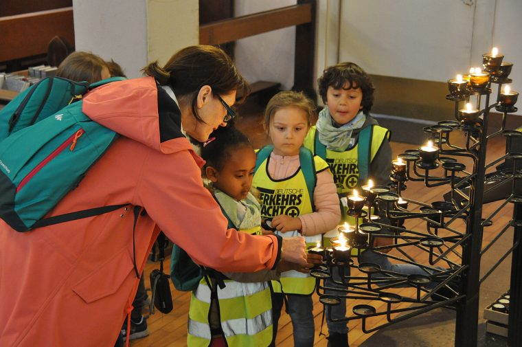 Mit Pilgerausweis Und Einwegkamera Auf Tour destiné Buddhismus Kindern Erklärt Mit Pilgerausweis Und Einwegkamera Auf Tour destiné Buddhismus Kindern Erklärt