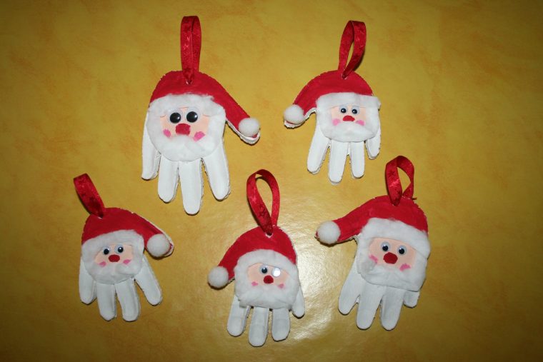 Père Noël Empreinte De Main En Pâte À Sel ! – Les Lutins encequiconcerne Bricolage Pour Enfants