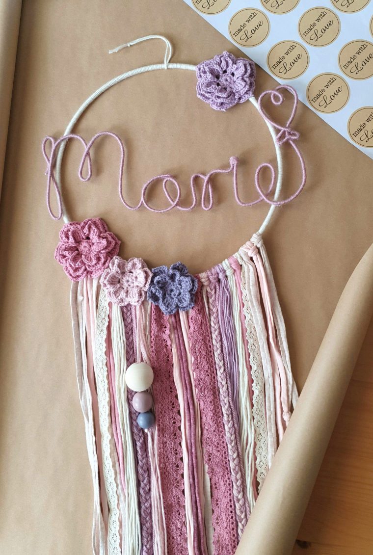 Personalisierter Traumfänger Mit Name Und Häkelblumen avec Traumfänger Basteln Kinder Personalisierter Traumfänger Mit Name Und Häkelblumen avec Traumfänger Basteln Kinder