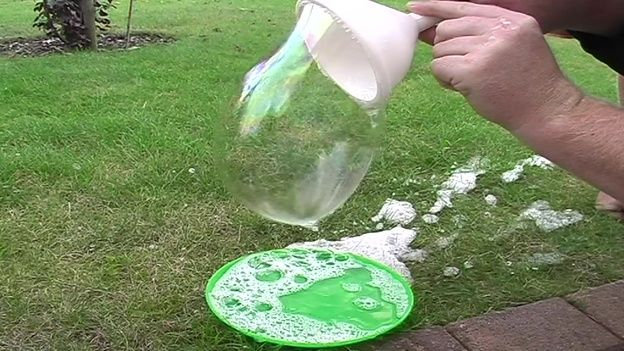 Video: Riesenseifenblase - Ein Rezept Für Optimales destiné Seifenblasenwasser Selbst Herstellen