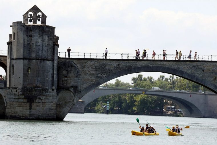 Votre Été 2011. Le Pont D'Avignon Sur Le "Cours" De L'Histoire destiné Sur Le Pont D Avignon