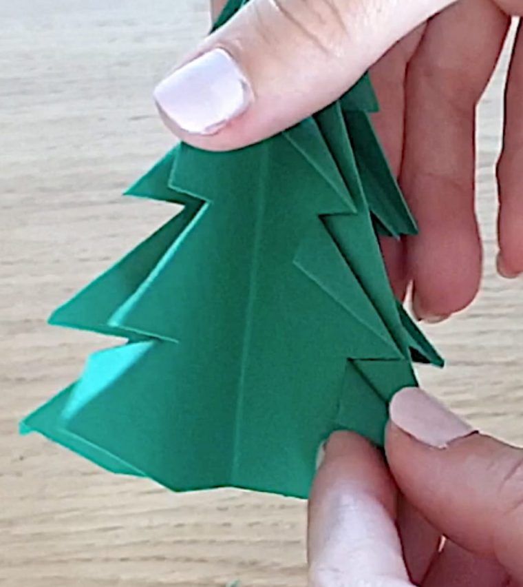 Carte Sapin Origami 3D – Noël – 10 Doigts Destiné Origami concernant Origami Facile : Le Sapin De Noel (Christmas Tree Par Alexandre 7 Ans) – Bing Video