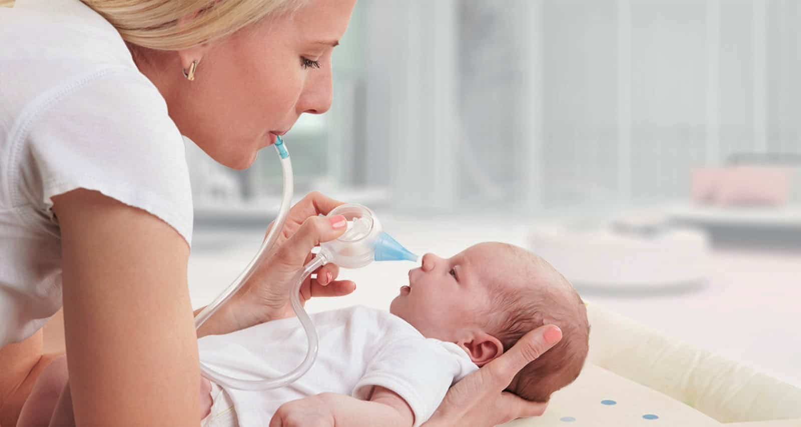 Как промывать нос новорожденному ребенку. Жгутики для чистки носа новорожденного. Гигиена носа новорожденного. Туалет носа новорожденного. Детский отсасыватель сопельки.