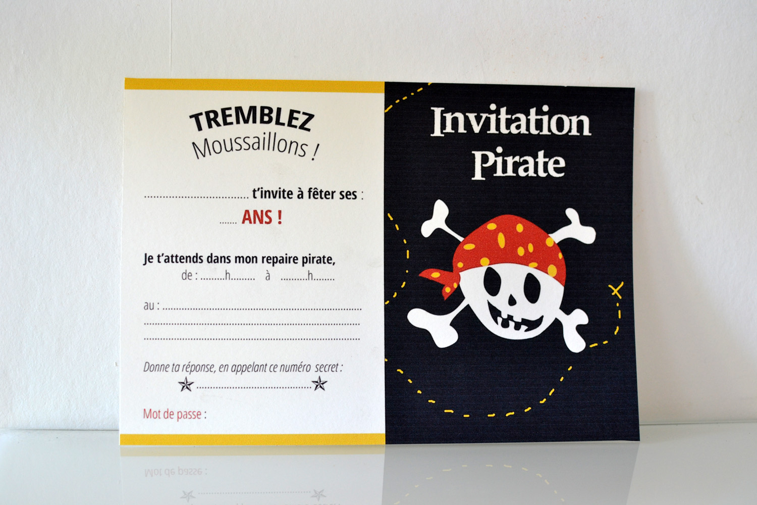 Invitation Pirate Gratuite - Tete De Mort Rouge Et Noire destiné Comment Faire Son Propre Bateau Pirate En Carton