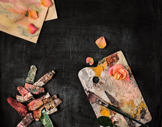Malen Sie Pinsel Und Tuben Mit Ölfarben Auf Die Holzwand serapportantà Malen Mit Pinsel Und Farbe Kita