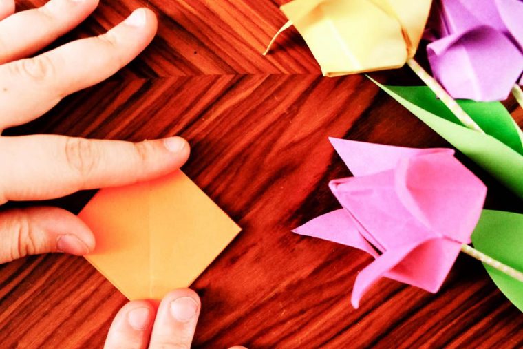 Origami Tulpen Aus Papier Falten – Diy-Anleitung Zum intérieur Tulpen Aus Papier Basteln