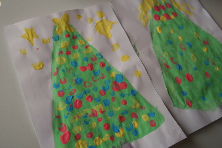 Pamelopee: Kinder Malen Weihnachtsbilder Mit Fingerfarben à Kinder Malen Mit Pinsel Und Fingerfarbe