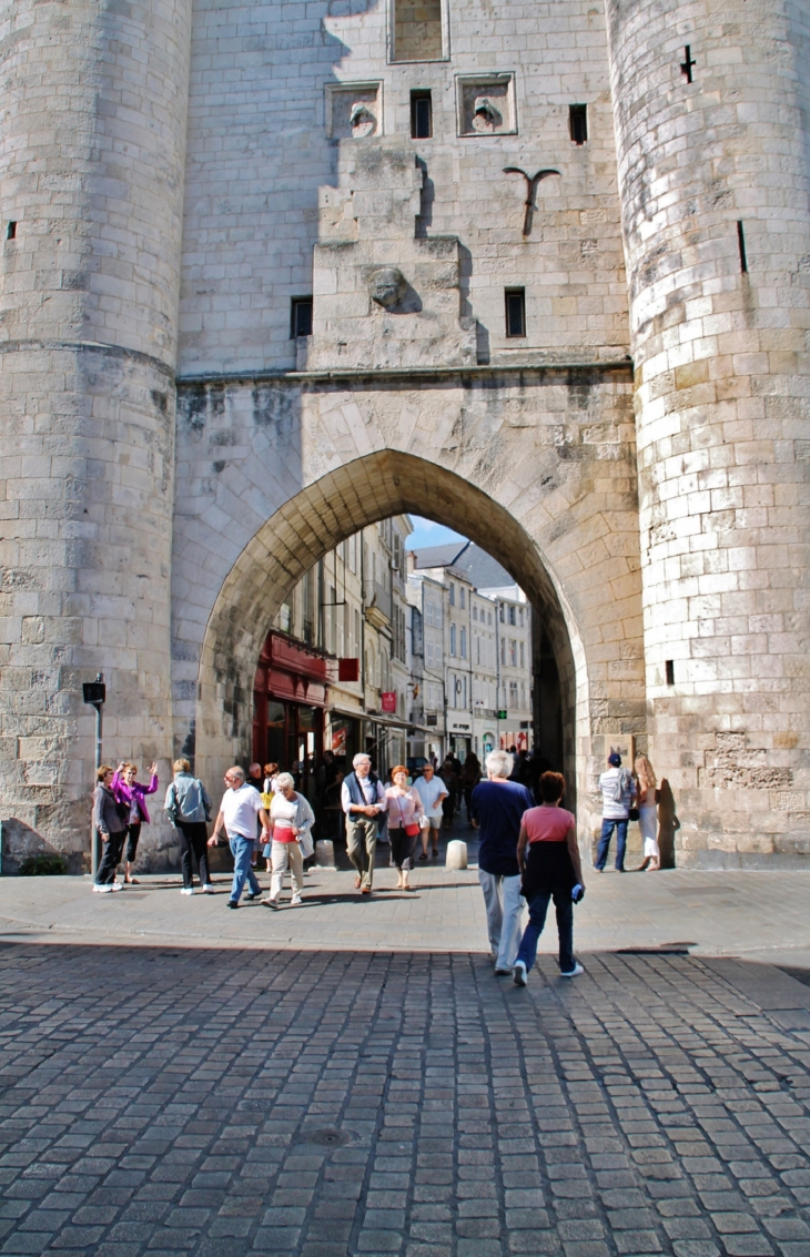 Photo À La Rochelle (17000) : Porte De La Grosse Horloge tout Ovs La Rochelle 17000