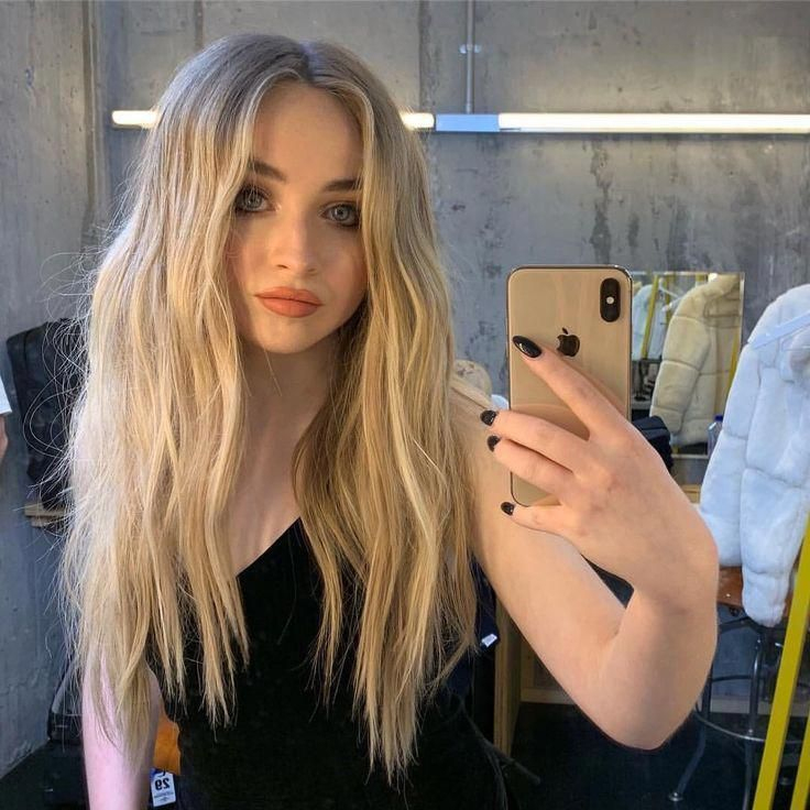 Photo D'Autoportrait De Sabrina Carpenter En 2018 Avec La destiné Descendants Styliste Photo D'Autoportrait De Sabrina Carpenter En 2018 Avec La destiné Descendants Styliste