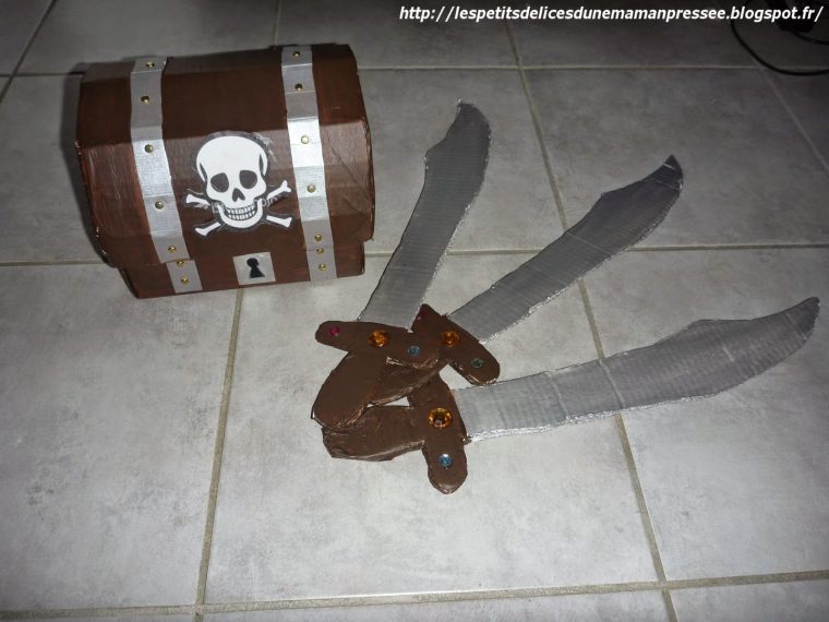 Anniversaire Pirates Avec Son Gâteau Bateau Pirates !! | Anniversaire intérieur Bateau Pirate En Carton Fabriquer