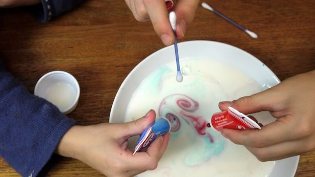 Einige Esslöffel Milch, Etwas Farbe Und Spüli Und Schon Entsteht Ein encequiconcerne Experimente Im Kindergarten