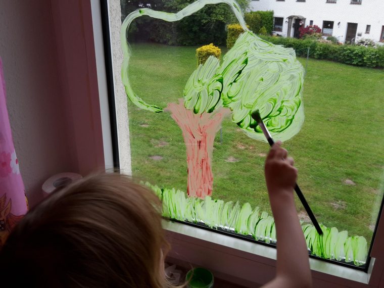 Fensterbild Mit Fingerfarben Diy | Der Familienblog Für Kreative Eltern pour Malen Mit Fingerfarben